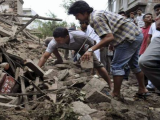 Bilanț oficial: Peste 3200 de morți în urma cutremurului din Nepal. Multe persoane sunt încă prinse sub dărâmături