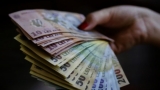 Guvernul vrea să crească impozitul pe salarii! Românii vor plăti jumătate din venituri la stat