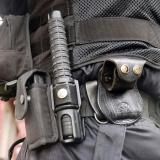 Poliția Română, luată în vizor de DNA - descinderi în dosarul achizițiilor de căști și bastoane