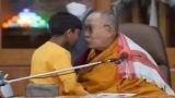 Prima reacție a lui Dalai Lama după ce a fost filmat sărutând un băiețel și spunându-i să îi sugă limba