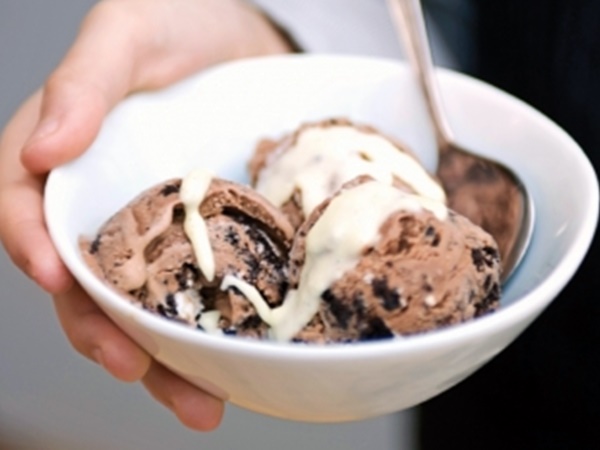 Rețeta zilei: Înghețată de ciocolată cu biscuiți