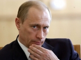 4 tinere au apărut în sânii goi în faţa lui Putin să protesteze! Vezi ce faţă a făcut preşedintele rus! 