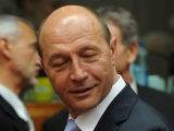 Băsescu abandonează dacă participarea este sub 50% şi votul este negativ - dacă se revizuieşte Constituţia  
