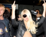 Lady Gaga, aproape dezbrăcată, face gesturi obscene căre fotografi