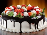 REȚETA ZILEI: Tort aniversar cu ciocolată și căpșuni