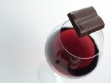 STUDIU: Ciocolata şi vinul roşu ajută la încetinirea evoluţiei glaucomului 