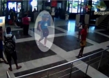 Teroristul din Burgas, filmat în aeroport: bărbat cu pielea deschisă la culoare şi părul lung VIDEO