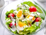 REȚETA ZILEI: Salată de ouă cu ridichi
