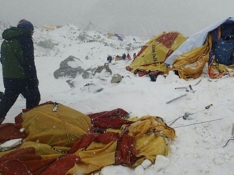 alpinisti-romani-blocati-pe-everest-in-urma-cutremurului-din-himalaya-46382-1.jpg