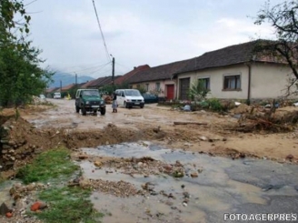 cod-rosu-de-inundatii-sase-localitati-inundate-familii-evacuate-46530-1.jpg