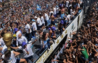 haos-in-argentina-5-milioane-de-oameni-au-sarbatorit-titlul-mondial-fanii-au-sarit-de-pe-poduri-in-autobuzul-echipeui-iar-un-suporter-a-murit-47185-1.jpg