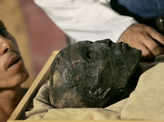 tutankhamon-a-ars-in-sarcofag-35551-1.jpg